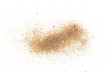 yığın çöl kumu beyaz arkaplanda izole