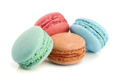 Beyaz arkaplanda izole edilmiş renkli badem kurabiyeleri