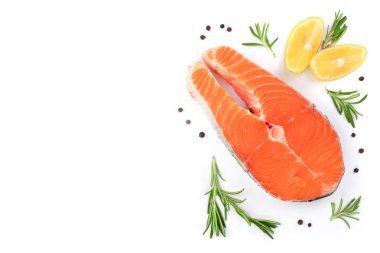 Dilim limon, balık somon, metniniz için kopya alanı ile beyaz arka plan üzerinde izole biberiye. Üstten görünüm. Düz yatıyordu