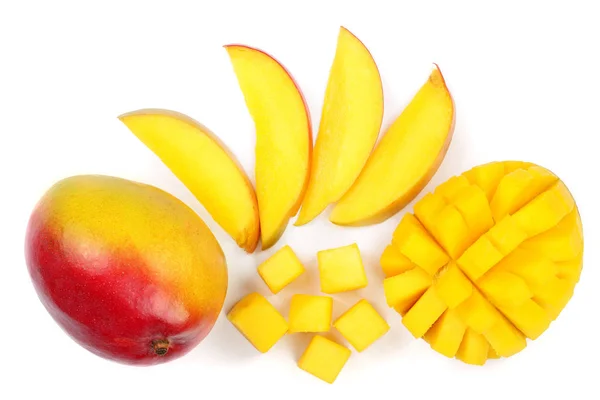 Owoce mango i plasterki na białym tle na białe tło zbliżenie. Widok z góry. Leżał z płaskim — Zdjęcie stockowe