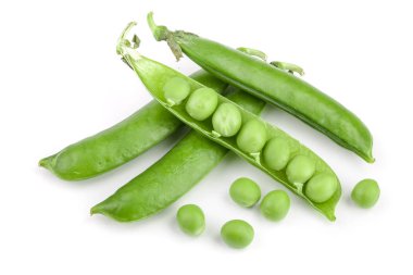Taze yeşil bezelye kabuğu beyaz arkaplanda izole edildi