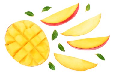 Mango meyve yarısı beyaz arka plan yakın çekim izole yaprakları ile süslenmiş. Üstten Görünüm. Düz yatıyordu