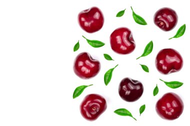 Tatlı kırmızı kiraz kopya alanı metniniz için beyaz zemin üzerine izole. Üstten görünüm. Düz yatıyordu desen