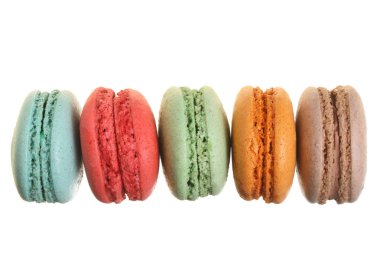 Beyaz arka plan olmadan bir gölge gülümsemek izole renkli bademli kurabiye. Üstten Görünüm. Düz yatıyordu