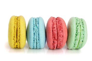 Beyaz arkaplanda izole edilmiş renkli badem kurabiyeleri