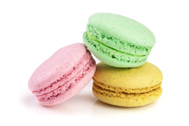 Beyaz arkaplanda izole edilmiş renkli badem kurabiyeleri