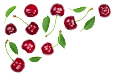 Tatlı kırmızı kiraz kopya alanı metniniz için beyaz zemin üzerine izole. Üstten görünüm. Düz yatıyordu desen