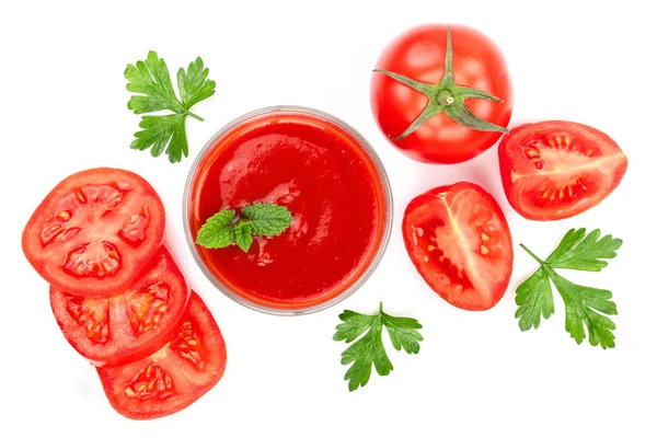 Tomatensaft im Glas und Tomaten mit Petersilienblättern isoliert auf weißem Hintergrund. Ansicht von oben. flache Lage — Stockfoto