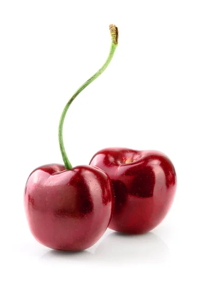 Süße rote Kirschen isoliert auf weißem Hintergrund Makro. — Stockfoto
