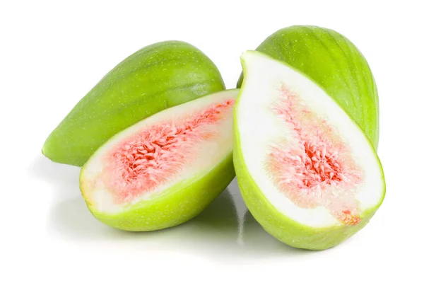 Rijpe groene fig groenten en helft geïsoleerd op witte achtergrond — Stockfoto