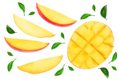 Mango meyve yarısı beyaz arka plan yakın çekim izole yaprakları ile süslenmiş. Üstten Görünüm. Düz yatıyordu