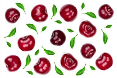 Tatlı kırmızı kiraz kopya alanı metniniz için beyaz zemin üzerine izole. Üstten görünüm. Düz yatıyordu desen