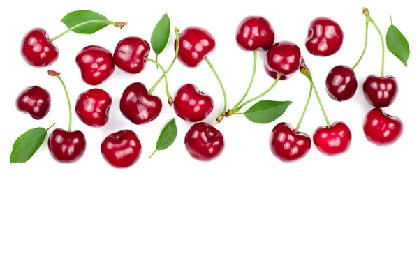 Cerezas rojas dulces aisladas sobre fondo blanco con espacio de copia para su texto. Vista superior. Patrón de colocación plana — Foto de Stock