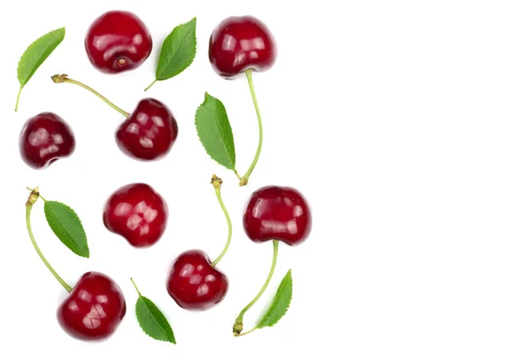 Cerises rouges sucrées isolées sur fond blanc avec espace de copie pour votre texte. Vue de dessus. Modèle de pose plat — Photo