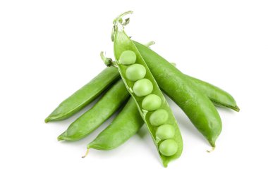 Taze yeşil bezelye kabuğu beyaz arkaplanda izole edildi