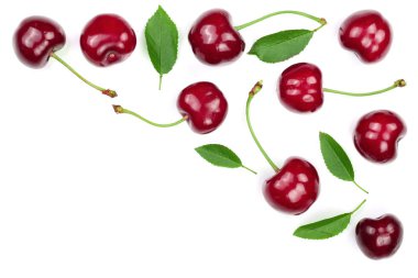 Tatlı kırmızı kiraz kopya alanı metniniz için beyaz zemin üzerine izole. Üstten görünüm. Düz yatıyordu desen