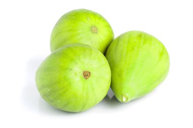 Beyaz arka plan üzerinde izole olgun yeşil incir meyve