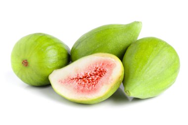 Olgun yeşil incir meyve ve yarısı beyaz arka plan üzerinde izole