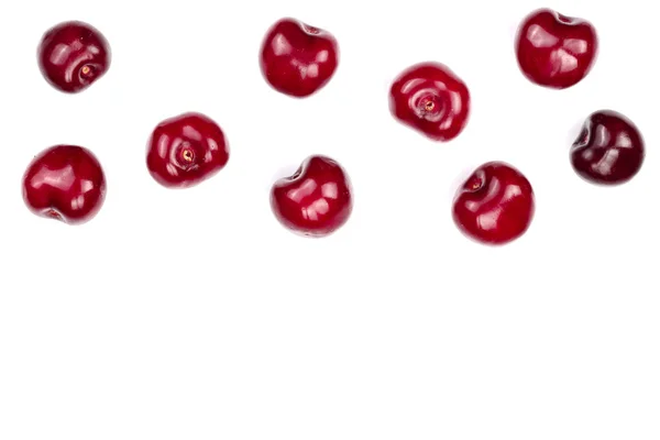 Сладкие красные вишни изолированы на белом фоне с пространством для копирования для вашего текста. Вид сверху. Плоский рисунок — стоковое фото