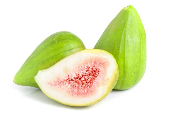 Fruta de figo verde madura e metade isolada sobre fundo branco — Fotografia de Stock