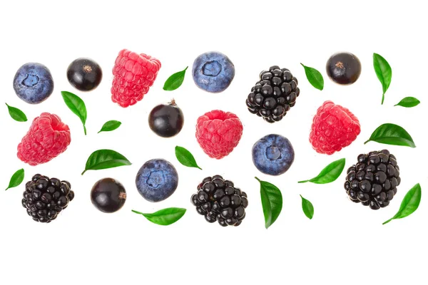 Blackberry blueberry raspberry hitam currant diisolasi pada latar belakang putih dengan salinan ruang untuk teks Anda. Pemandangan bagus. Pola lay datar — Stok Foto