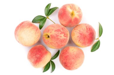 Beyaz arka plan üzerinde izole yaprakları ile olgun şeftali. Üstten görünüm. Düz yatıyordu desen