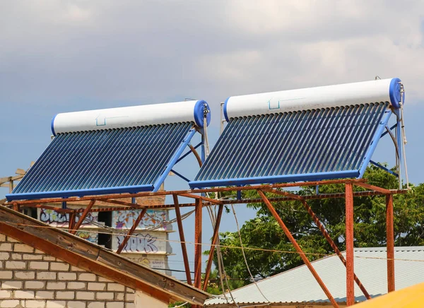 Células solares a vácuo para sistema de aquecimento de água no telhado da casa — Fotografia de Stock