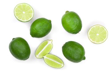 Beyaz arka planda dilimlenmiş limon. Üst Manzara. Düz uzanma deseni