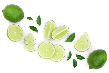 dilimlenmiş limon vith izole üzerinde beyaz arka plan kopya alanı metniniz için bırakır. Üstten görünüm. Düz yatıyordu desen