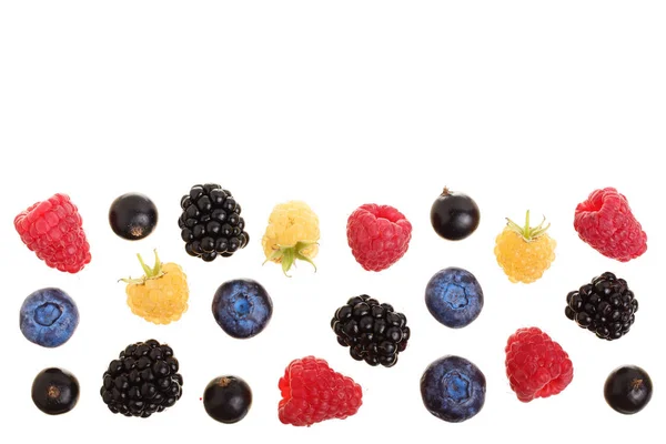 Blackberry blueberry raspberry hitam currant diisolasi pada latar belakang putih dengan salinan ruang untuk teks Anda. Pemandangan bagus. Pola lay datar — Stok Foto