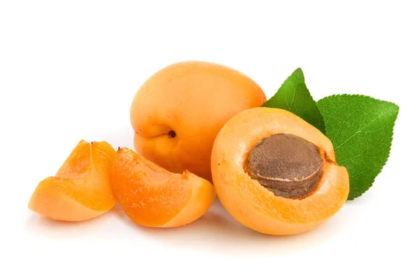 Frutas de albaricoque con hojas aisladas sobre fondo blanco macro —  Fotos de Stock