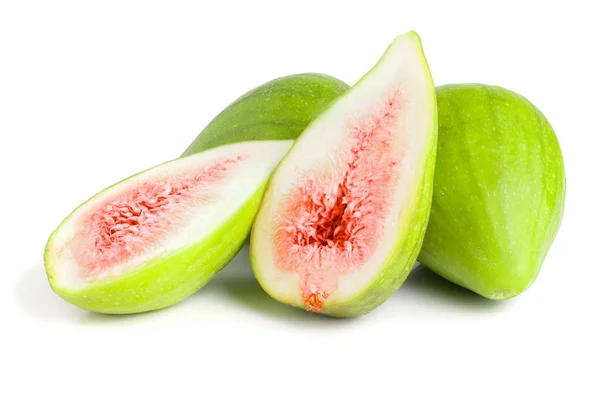 Fruta de figo verde madura e metade isolada sobre fundo branco — Fotografia de Stock