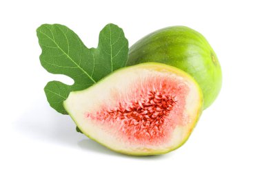 Olgun yeşil incir meyve ve yarısı beyaz arka plan üzerinde izole yaprak ile