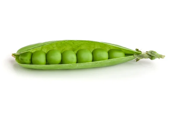 Świeżo wyizolowany zielony groszek na białym tle — Zdjęcie stockowe
