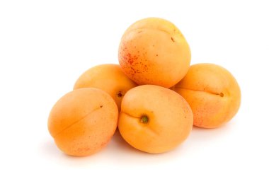 Beyaz arka plan üzerinde izole yığın kayısı meyve