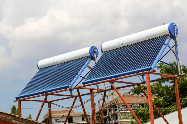 Vacuüm zonnecellen voor water verwarmingssysteem op het dak van het huis — Stockfoto