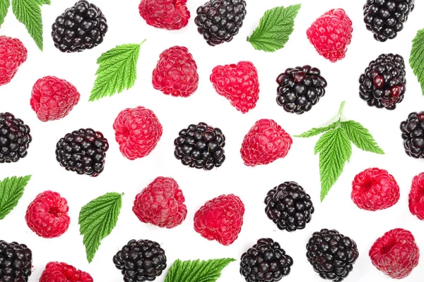 Blackberry and raspberry with leaves isolated on white background. Top view. Flat lay pattern — Stock Photo, Image