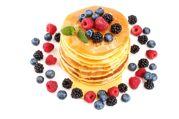 Pancakes stack dengan buah beri yang berbeda dan madu terisolasi di latar belakang putih — Stok Foto