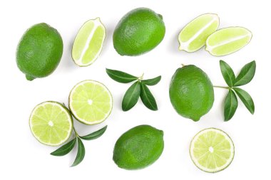 Beyaz arka plan üzerinde izole yaprakları ile dilimlenmiş limon. Üstten görünüm. Düz yatıyordu desen