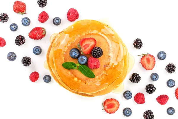 Pancakes stack dengan buah yang berbeda terisolasi pada latar belakang putih dengan ruang fotokopi untuk teks Anda. Pemandangan bagus. Letak rata — Stok Foto