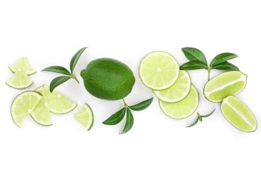dilimlenmiş limon vith izole üzerinde beyaz arka plan kopya alanı metniniz için bırakır. Üstten görünüm. Düz yatıyordu desen