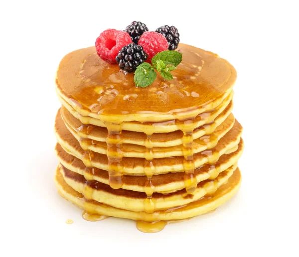 Pancakes stack dengan buah beri yang berbeda dan madu terisolasi di latar belakang putih — Stok Foto