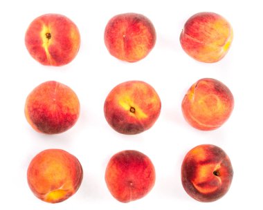 Beyaz arka plan üzerinde izole olgun şeftali. Küme veya koleksiyonu