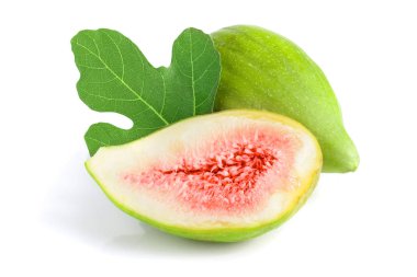 Olgun yeşil incir meyve ve yarısı beyaz arka plan üzerinde izole yaprak ile