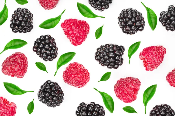 黑莓和覆盆子被隔离在白色背景上。具有文本复制空间的顶部视图。平躺模式 — 图库照片