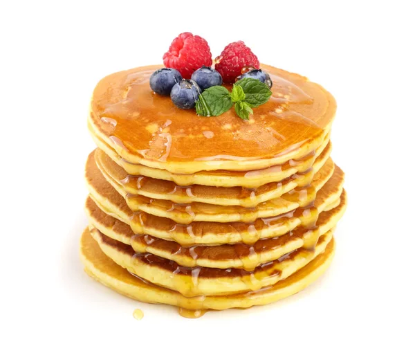 Pancakes stack dengan buah beri yang berbeda dan madu terisolasi di latar belakang putih — Stok Foto