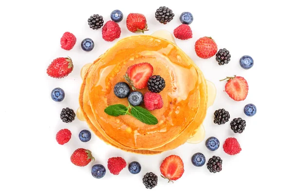 Pancakes stack dengan buah yang berbeda terisolasi pada latar belakang putih. Pemandangan bagus. Letak rata — Stok Foto