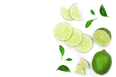 izole kopya alanı metniniz için beyaz zemin üzerine dilimlenmiş limon... Üstten görünüm. Düz yatıyordu desen