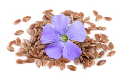 Beyaz arkaplandaki çiçekli keten tohumları