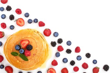 Farklı meyveleri izole kopya alanı metniniz için beyaz zemin üzerine krep yığını. Üstten görünüm. Düz yatıyordu